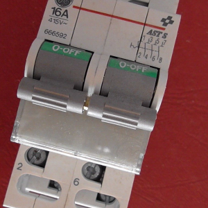 LOT de 2  INTERRUPTEUR  SECTIONNEUR  4P 16A  AST S  , GE GENERAL ELEC  666592