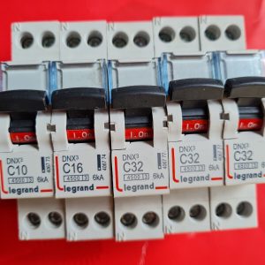 LOT de 8 DNX3    230V LEGRAND  40672 ... 77 , 3 C6 , 1 C10 , 1 C16 , 3  C32